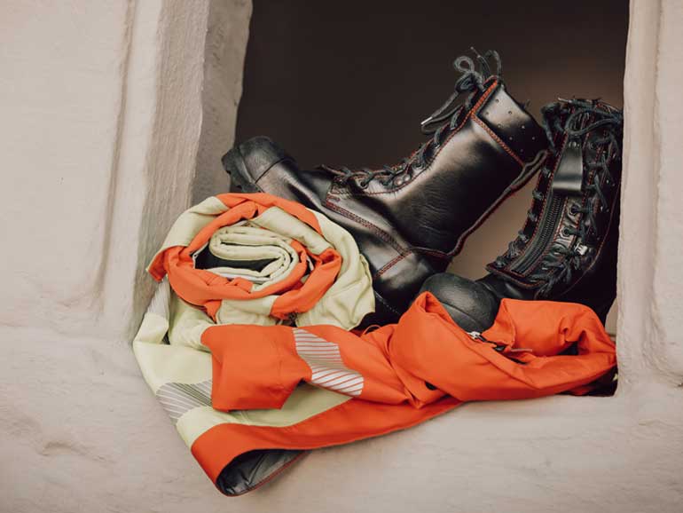 Moodbild-Rettungsdienst Moodbild Rettungsdienst zeigt Einsaztkleidung