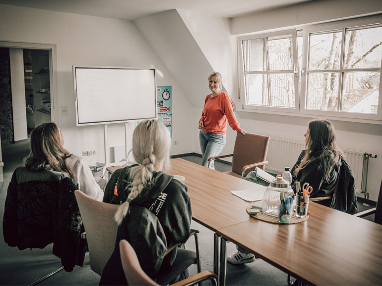 Frau Bongart-Reusch mit Mitarbeitern bei der Weiterschulung